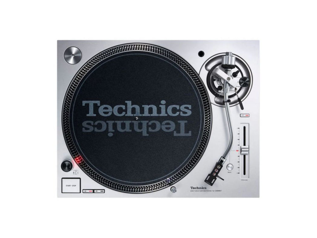 Close-up van de S-vormige toonarm en pitch fader van de SL-1200MK7