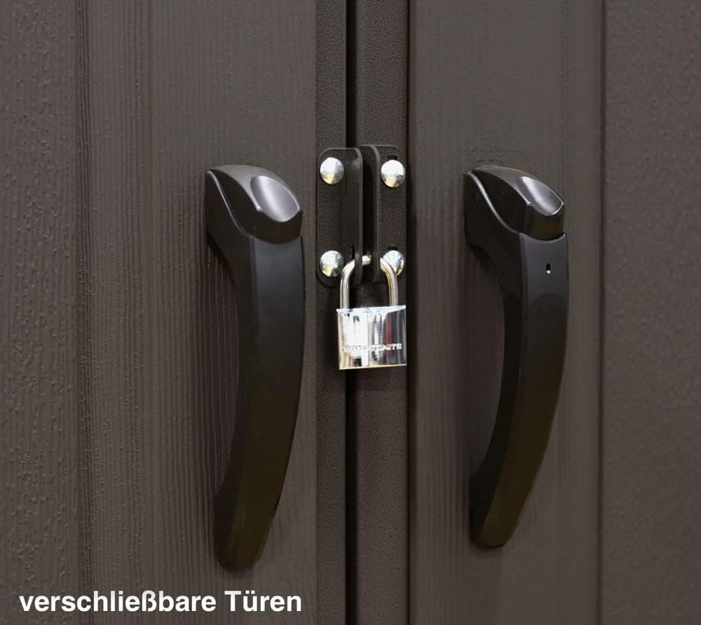 Innenraum mit Regalen und Werkzeughaltern