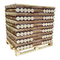 Pallet met cilindrisch geperste houtbriketten van gerecycled zaagsel