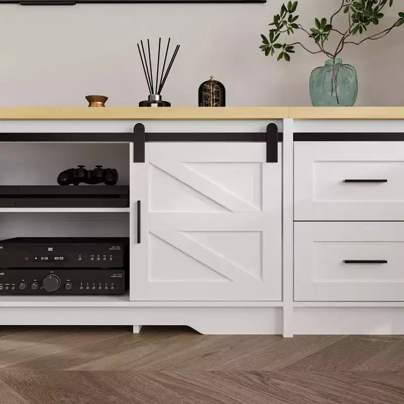 Meuble TV de style ferme moderne avec portes coulissantes à motif croix