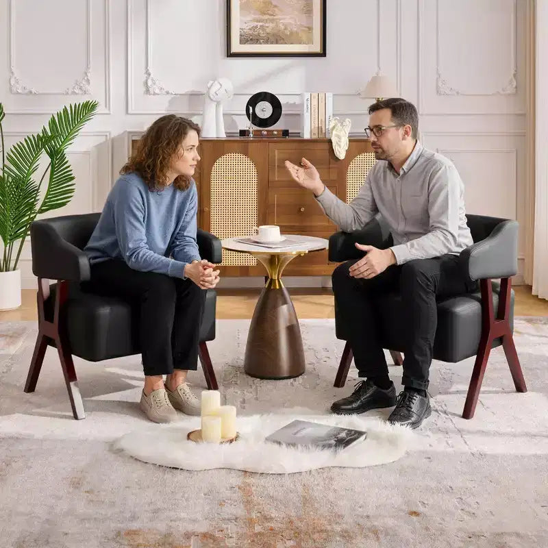 Chaise d'appoint rembourrée de style milieu de siècle avec assise revêtue de similicuir