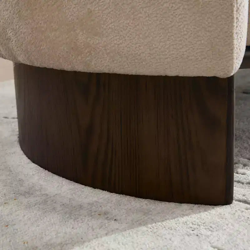 Canapé moderne en bouclette avec base en bois et coussins