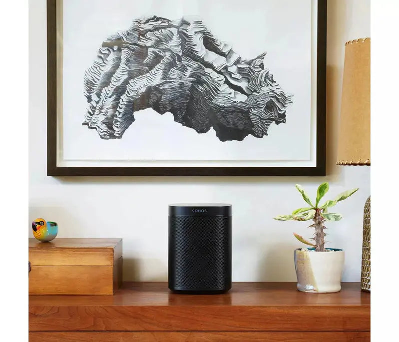 Twee Sonos One Gen 2 speakers naast elkaar in zwart en wit