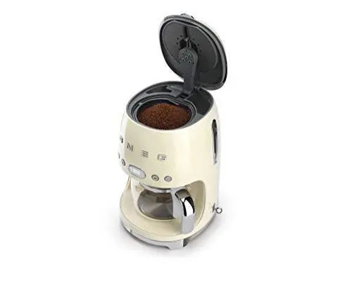 Koffie die uit de machine in de kan loopt