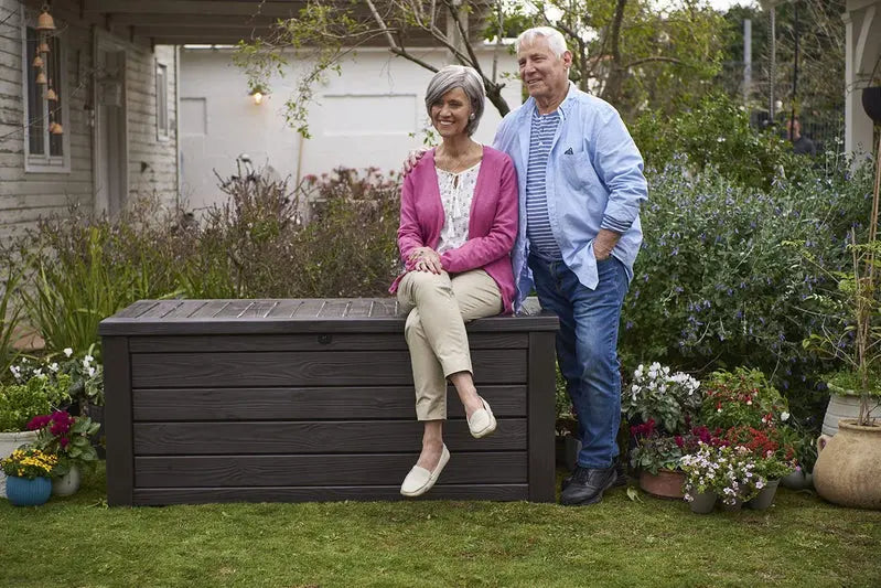 Keter Westwood 150 gallon terrasbox – houtnerf structuur close-up