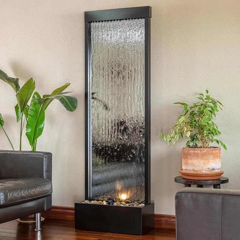 Zijaanzicht van de aluminium wandfontein met kabbelend water
