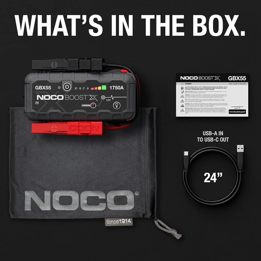 NOCO GBX55 compact formaat naast een handschoenenkastje