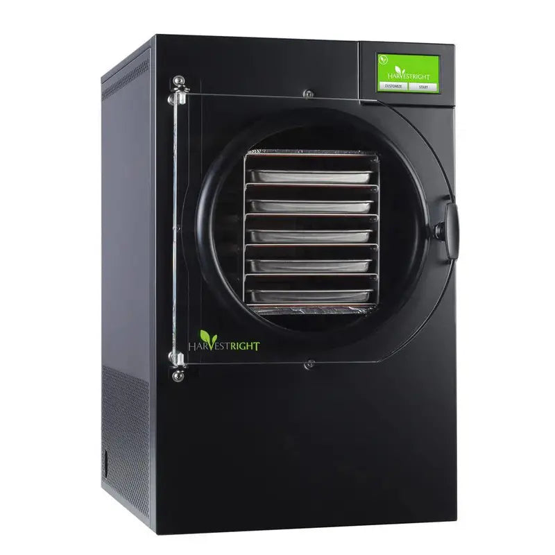 Vijf aluminium trays in de vriesdroger