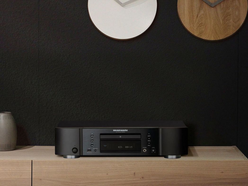 Marantz CD6007 cd-speler – zilveren uitvoering op een plank