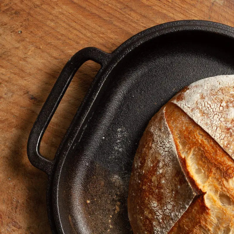 Bodem en handgrepen van de gietijzeren pan