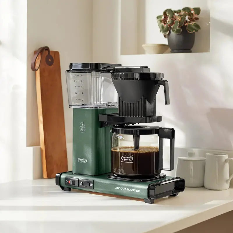 De glazen kan met verse koffie
