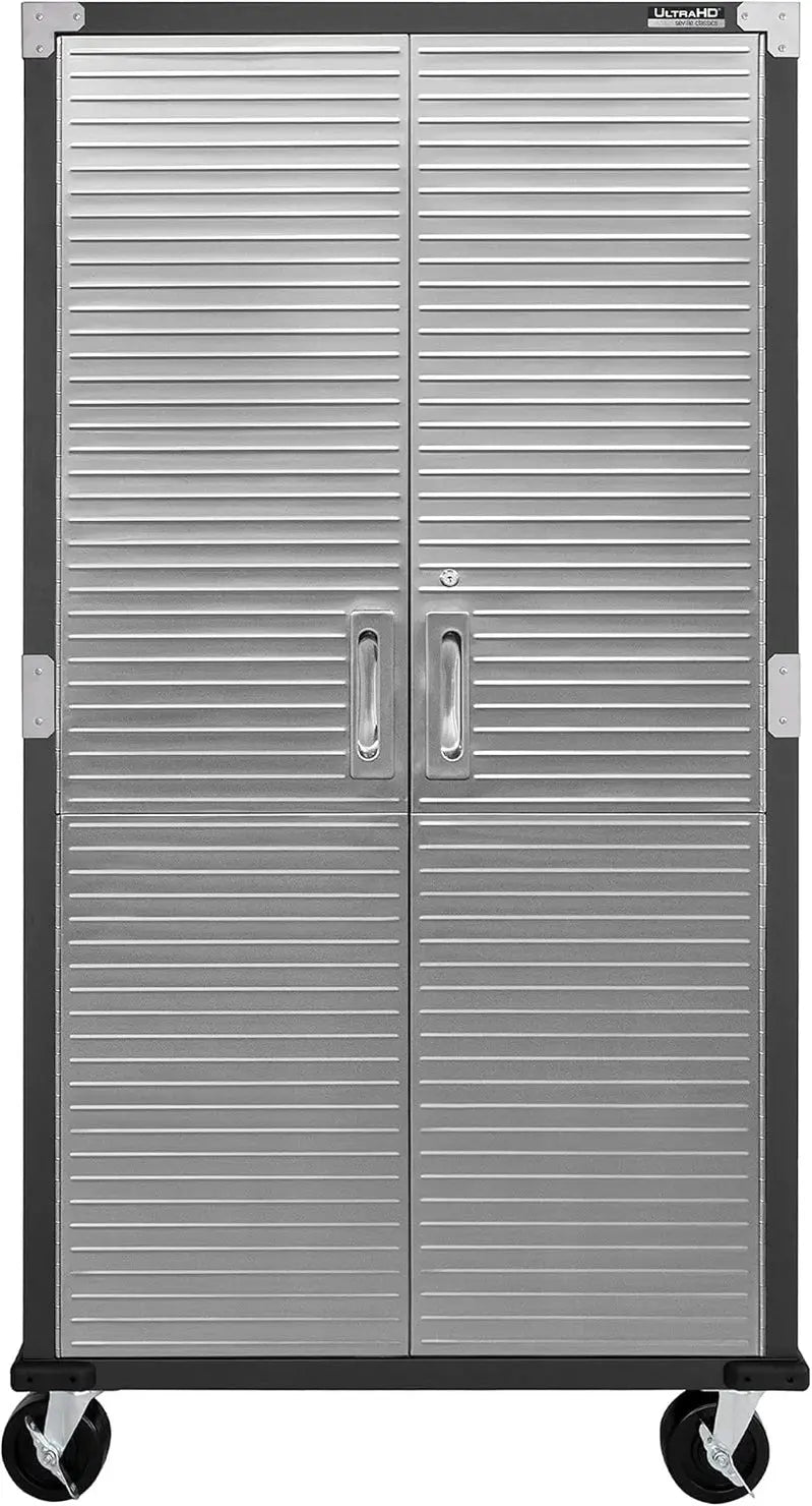 Kast in de garage naast werkbank