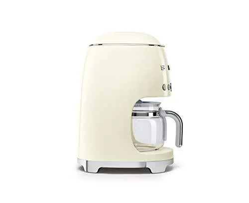 Compleet overzicht van de crèmekleurige Smeg koffiemachine