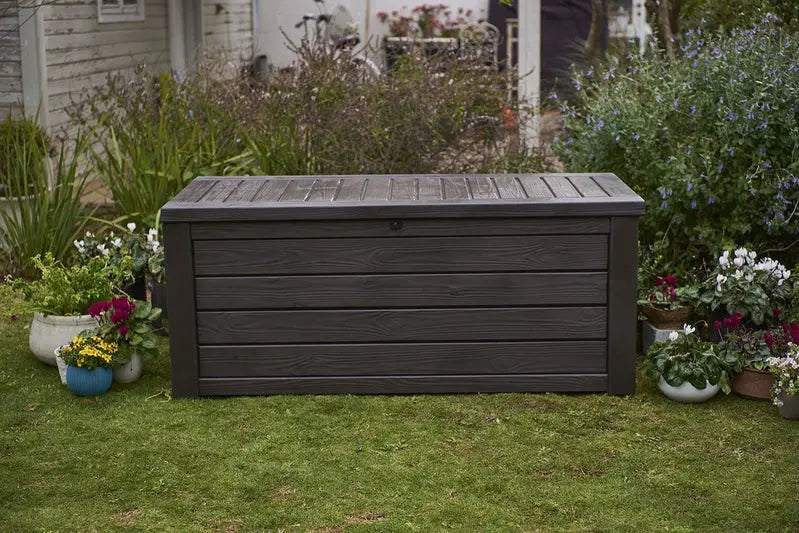 Keter Westwood 150 gallon terrasbox – box naast tuinmeubelen