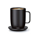 Ember Mug 2 zwarte verwarmde mok op het oplaadstation