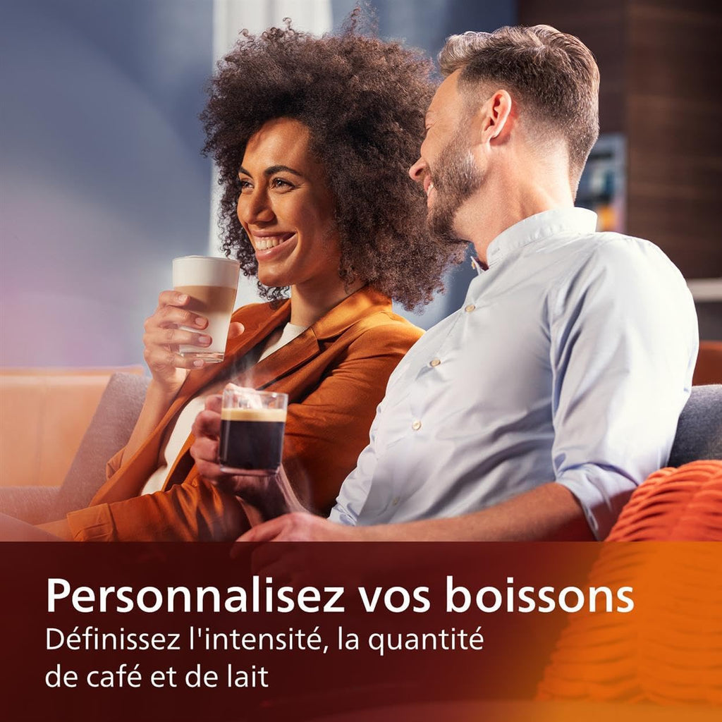 Philips Series 5400 EP5441/50 espressomachine - twee kopjes koffie naast de machine