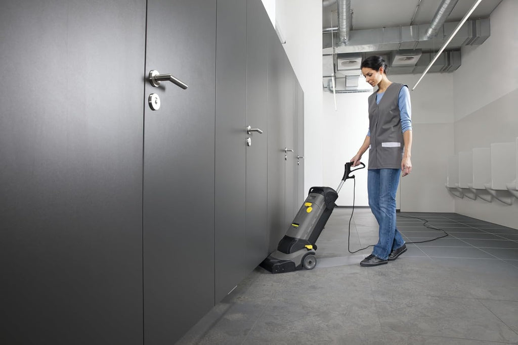 K?rcher BR 30/4 C  autolaveuse compacte pour des surfaces allant jusqu'à 200 m2  nettoyage puissant des sols durs  les surfaces sont immédiatement sèches et praticables