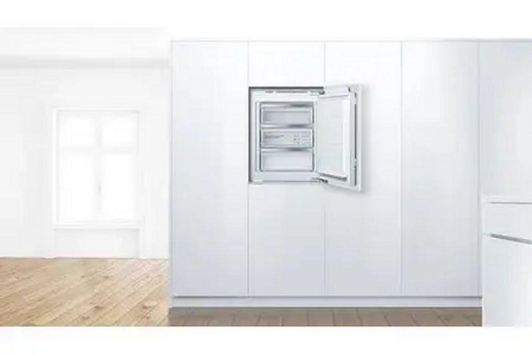 Bosch GIV11AFE0 met open deur en drie transparante vrieslades