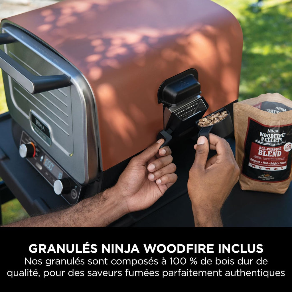 Ninja Woodfire Four à pizza extérieur électrique 8-en-1, rotissoire & fumoir barbecue avec grille, plaque pro-heat, pierre à pizza, granulés de bois et pelle, 6 réglages, orange foncé OO101EU