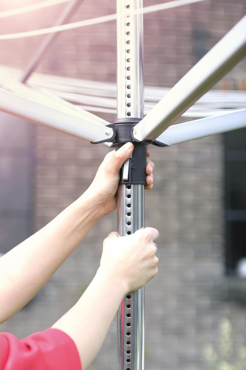 Brabantia - Séchoir Lift-O-Matic - Etendoir Linge Extérieur - Antidérapantes - Résistantes Aux UV, 60m - Rotation Fluide - Pratique - Douille en Métal à Planter dans Le Sol - Gris Métallique - 295cm