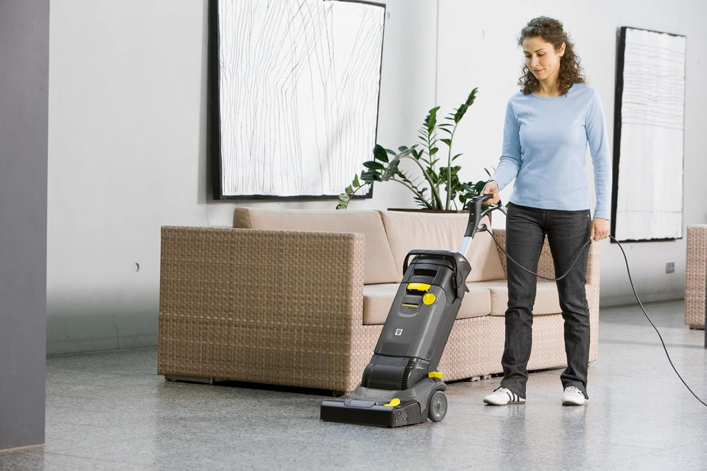 K?rcher BR 30/4 C  autolaveuse compacte pour des surfaces allant jusqu'à 200 m2  nettoyage puissant des sols durs  les surfaces sont immédiatement sèches et praticables