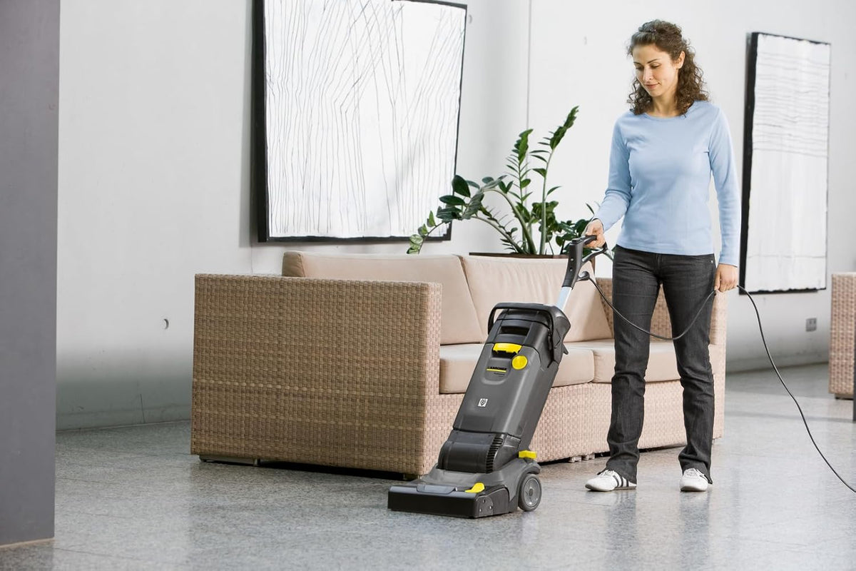 K?rcher BR 30/4 C  autolaveuse compacte pour des surfaces allant jusqu'à 200 m2  nettoyage puissant des sols durs  les surfaces sont immédiatement sèches et praticables