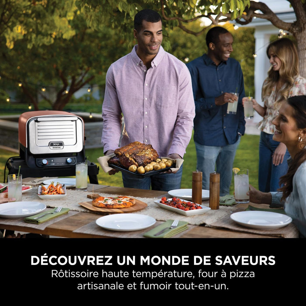 Ninja Woodfire Four à pizza extérieur électrique 8-en-1, rotissoire & fumoir barbecue avec grille, plaque pro-heat, pierre à pizza, granulés de bois et pelle, 6 réglages, orange foncé OO101EU