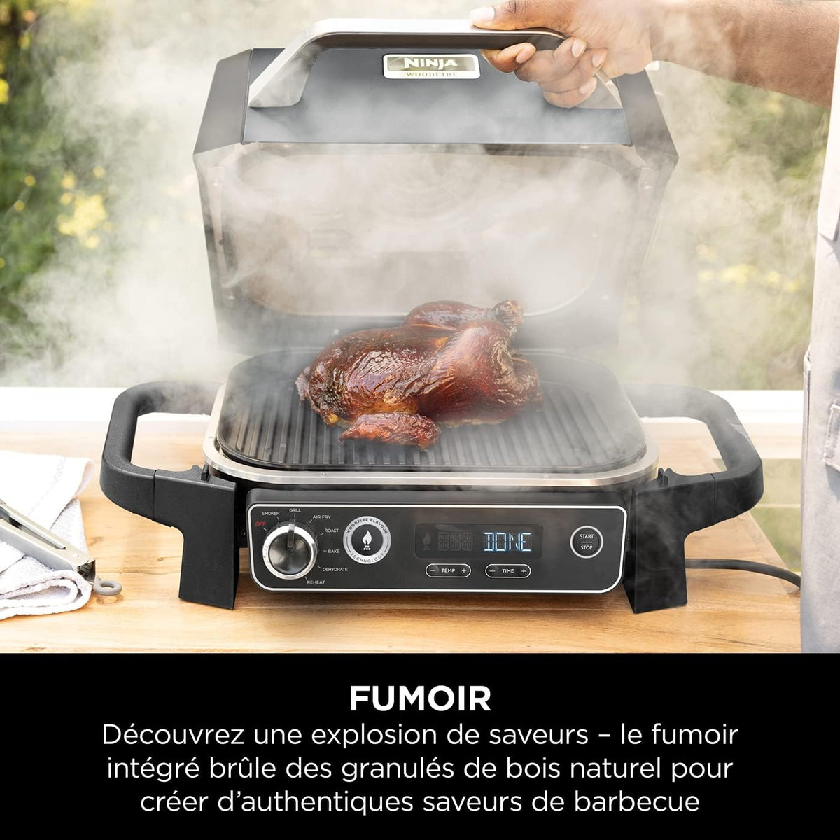 Ninja Woodfire barbecue électrique, grill, fumoir & air fryer, barbecue extérieur 7 en 1, grill, air fryer, fumer, r?tir, four, résistant aux intempéries, antiadhésif, portatif, gris/noir OG701EU