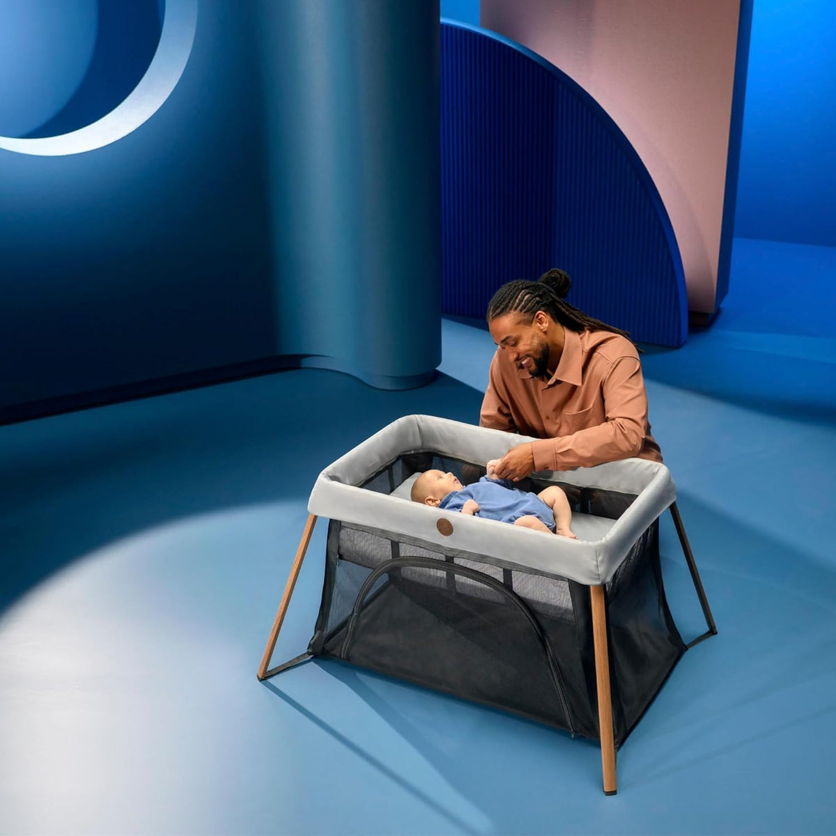 Maxi-Cosi Iris2, Lit Parapluie Bébé avec Matelas 2 en 1, 0-3 ans, 0-15 kg, Lit de Voyage Bébé, 2 Niveaux de Couchage, Fenêtre D'accès Latérale, Pliable & Léger, Matelas Extensible, Essential Grey