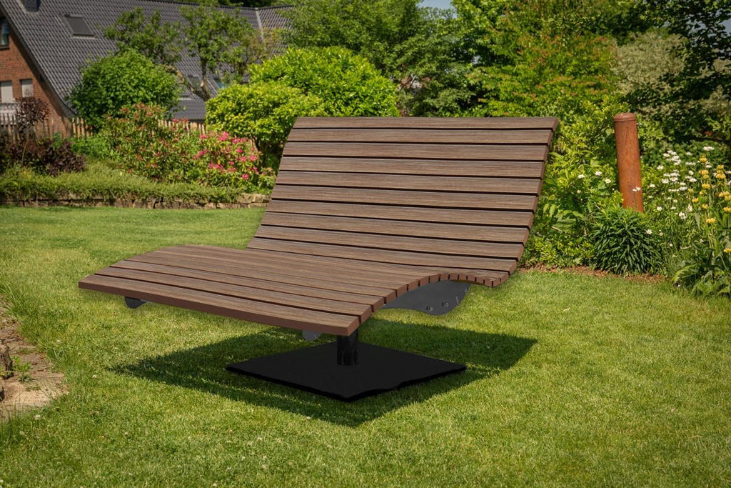 Waldsofa Swing drehbar im Garten aufgestellt