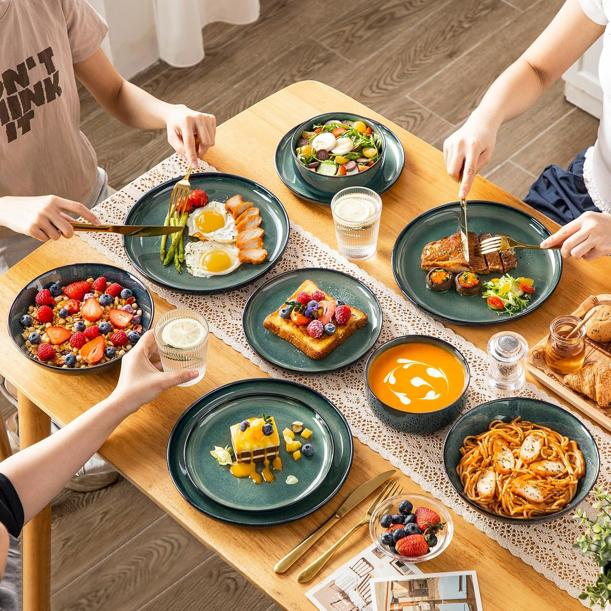 vancasso Série STARRY Service de Table 24 Pièces en Grès, Service Vaisselle 6 Personnes, avec 6 Assiettes Plates, 6 Assiettes à Dessert, 6 Assiettes Creuses, 6 Bols à Céréales, Vert à émail Réactif
