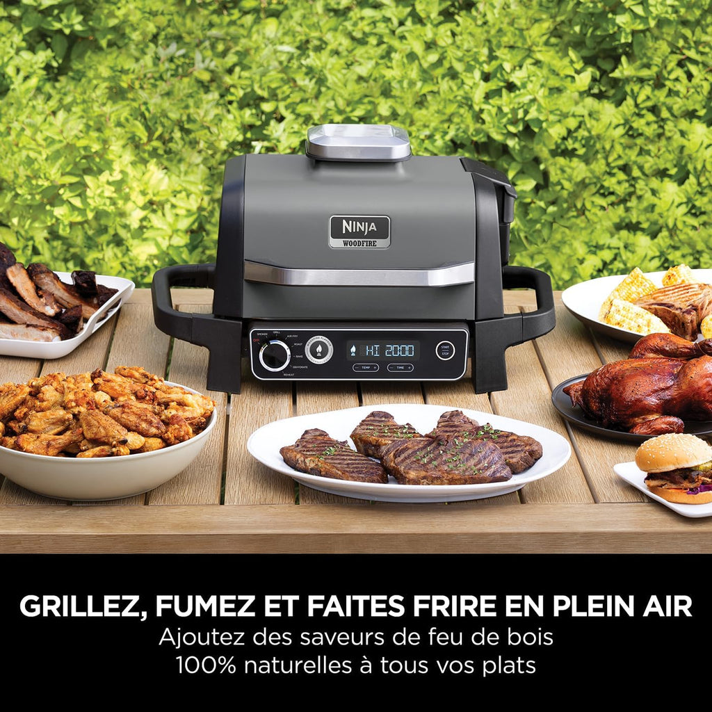 Ninja Woodfire barbecue électrique, grill, fumoir & air fryer, barbecue extérieur 7 en 1, grill, air fryer, fumer, r?tir, four, résistant aux intempéries, antiadhésif, portatif, gris/noir OG701EU