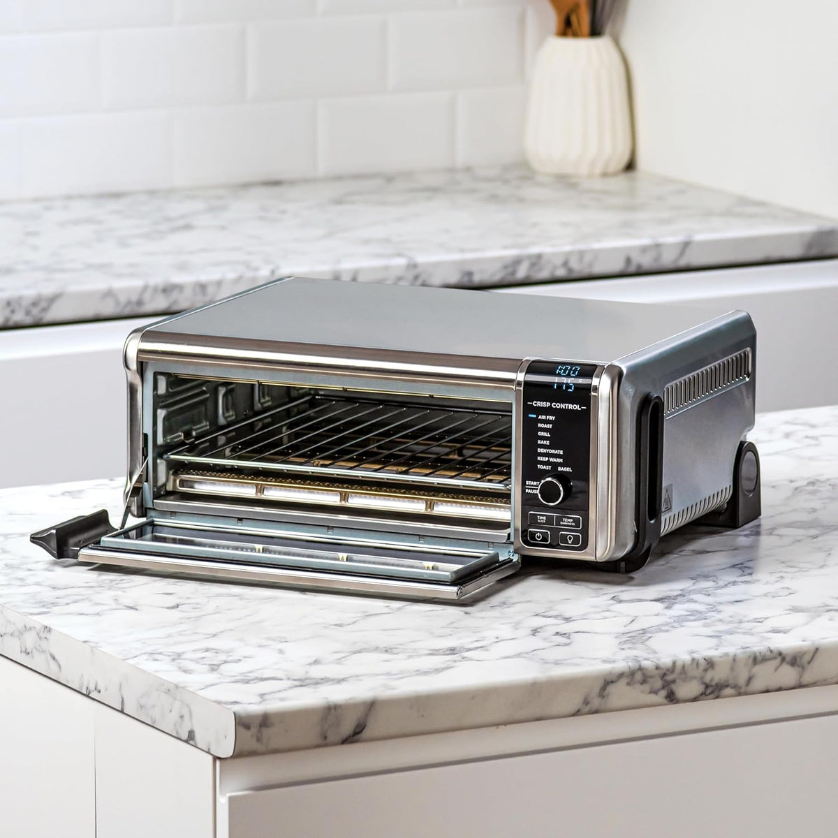 Ninja Foodi Four Multifonctions 8-en-1, Mini four portable, surfaces de travail, four multifonctions avec 8 fonctions de cuisson ; Air Fry, R?tir, Griller, Cuire et plus encore. Argent/Noir SP101EU