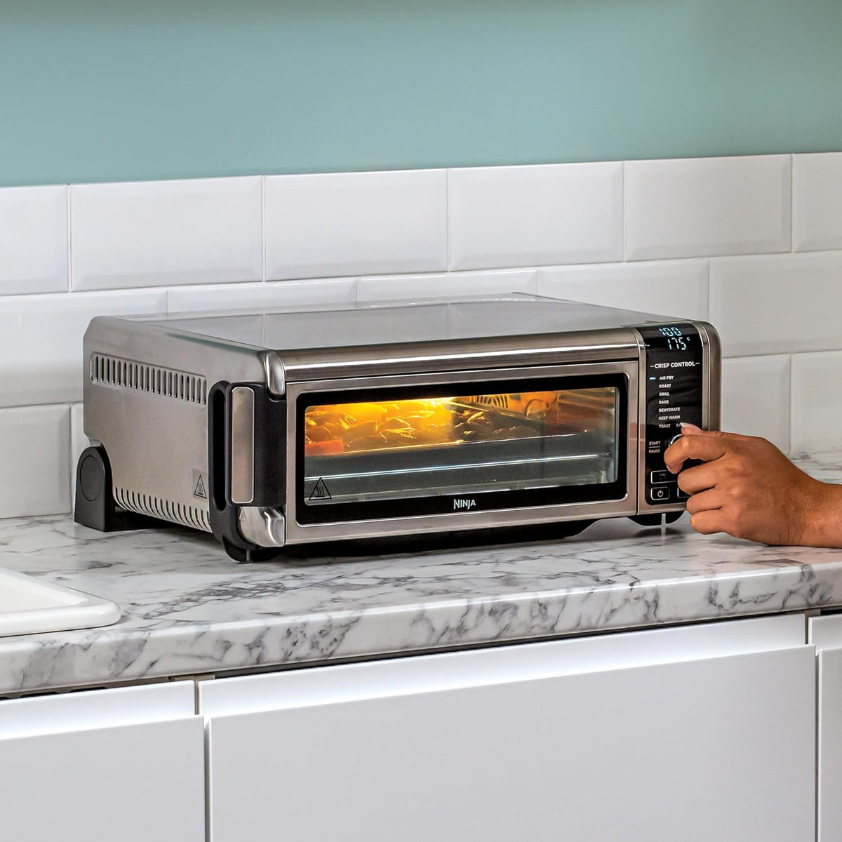 Ninja Foodi Four Multifonctions 8-en-1, Mini four portable, surfaces de travail, four multifonctions avec 8 fonctions de cuisson ; Air Fry, R?tir, Griller, Cuire et plus encore. Argent/Noir SP101EU