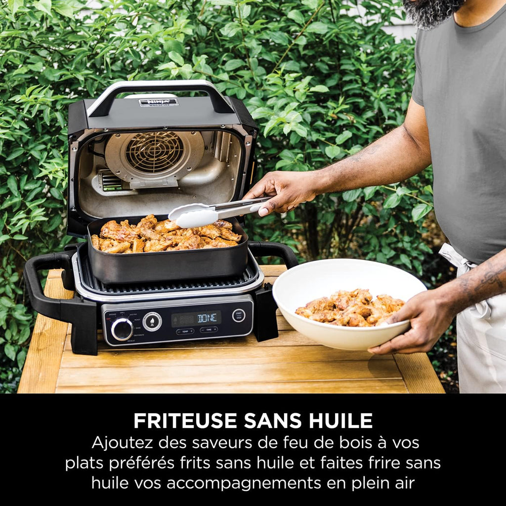 Ninja Woodfire barbecue électrique, grill, fumoir & air fryer, barbecue extérieur 7 en 1, grill, air fryer, fumer, r?tir, four, résistant aux intempéries, antiadhésif, portatif, gris/noir OG701EU