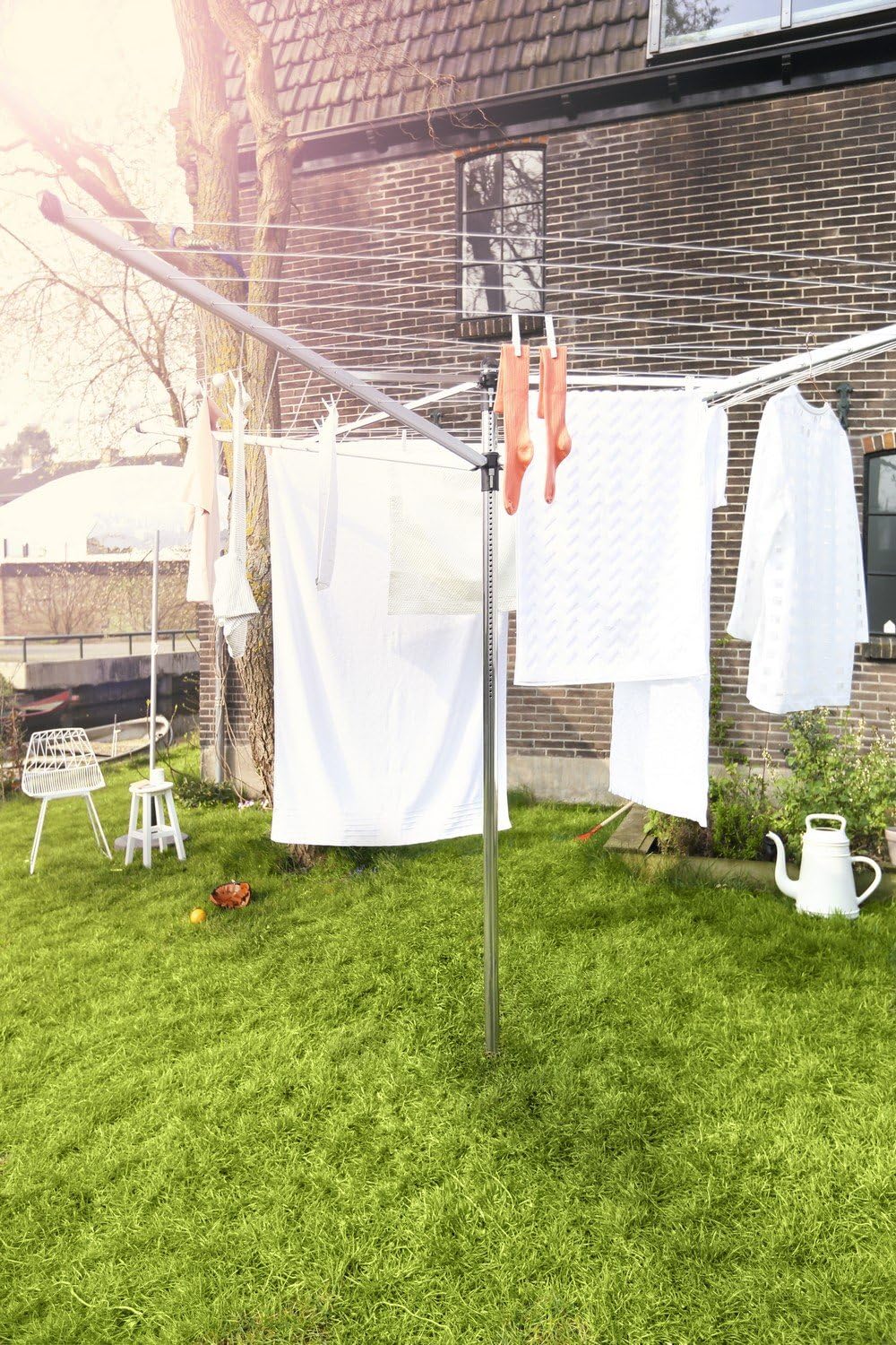 Brabantia - Séchoir Lift-O-Matic - Etendoir Linge Extérieur - Antidérapantes - Résistantes Aux UV, 60m - Rotation Fluide - Pratique - Douille en Métal à Planter dans Le Sol - Gris Métallique - 295cm