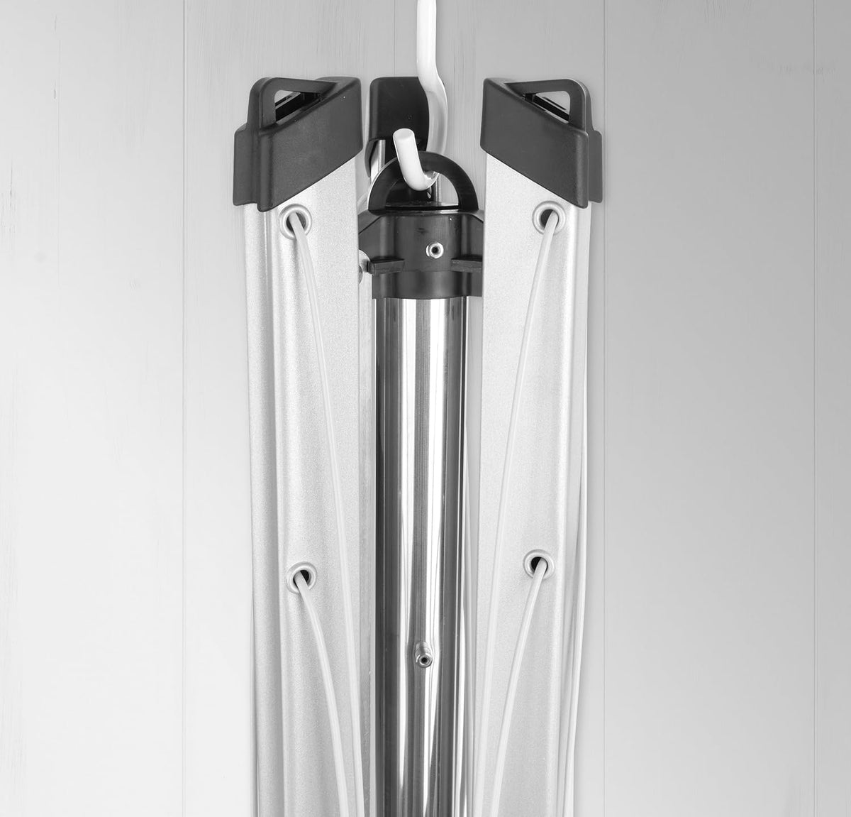 Brabantia - Séchoir Lift-O-Matic - Etendoir Linge Extérieur - Antidérapantes - Résistantes Aux UV, 60m - Rotation Fluide - Pratique - Douille en Métal à Planter dans Le Sol - Gris Métallique - 295cm