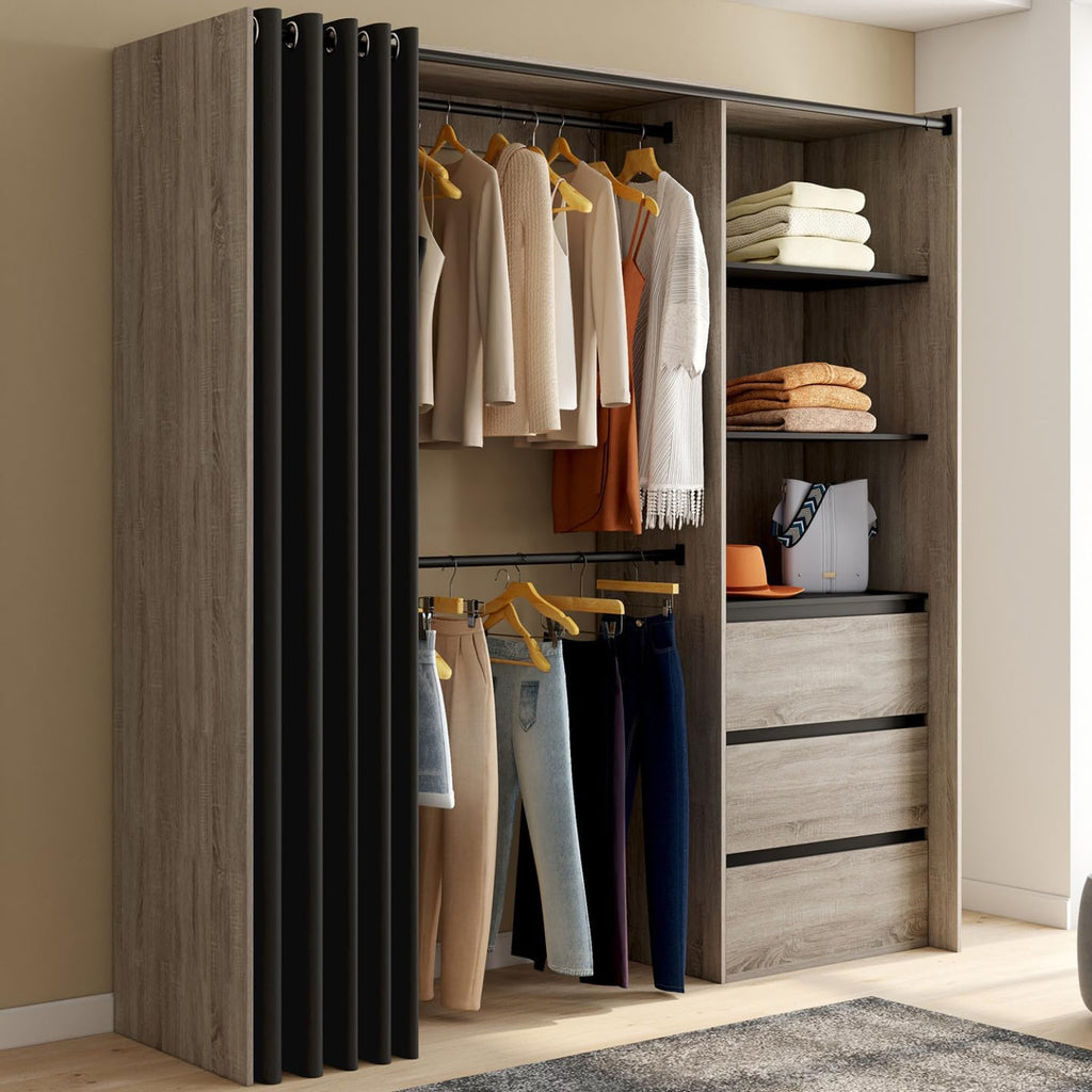 Interieur met kledingroede en planken