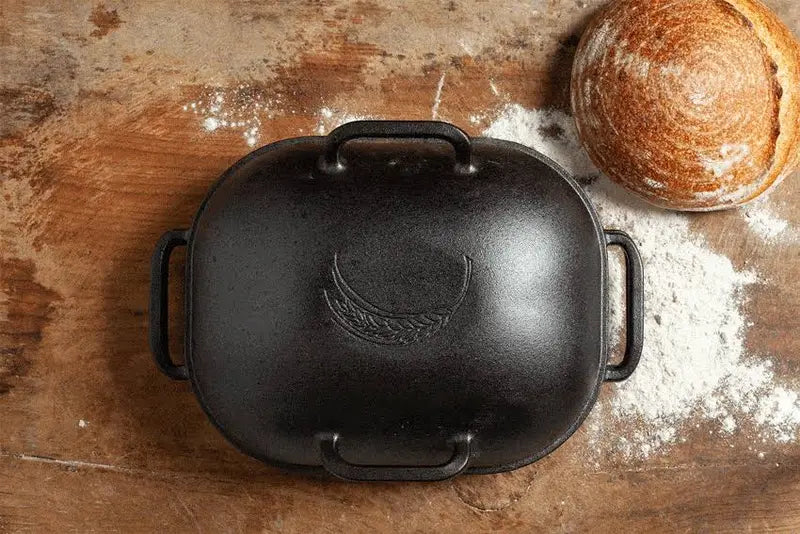 Overzicht van de zware broodpan op het aanrecht