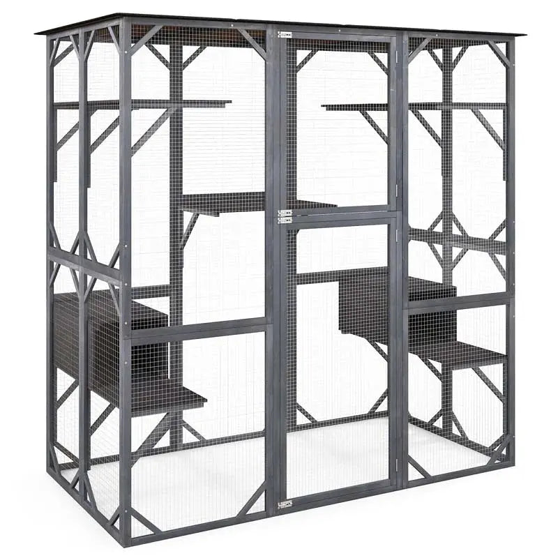 Zijaanzicht van de catio met zichtbare klimplanken en gaas