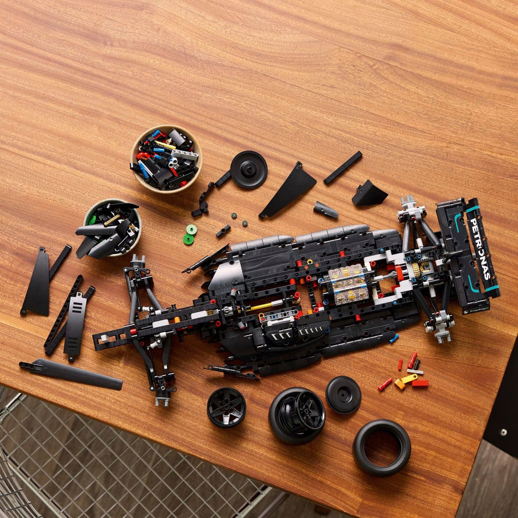 LEGO Technic 42171 daky-overzicht van de opgebouwde racewagen