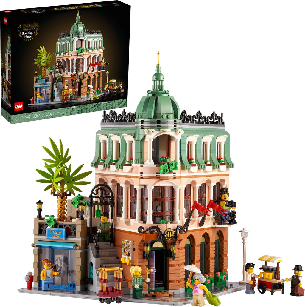 LEGO Icons Boutique Hotel 10297 met driehoekige gevel en koepel