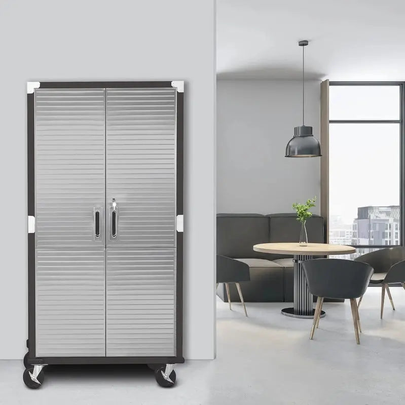 Open kast met verstelbare planken en opgeborgen gereedschap