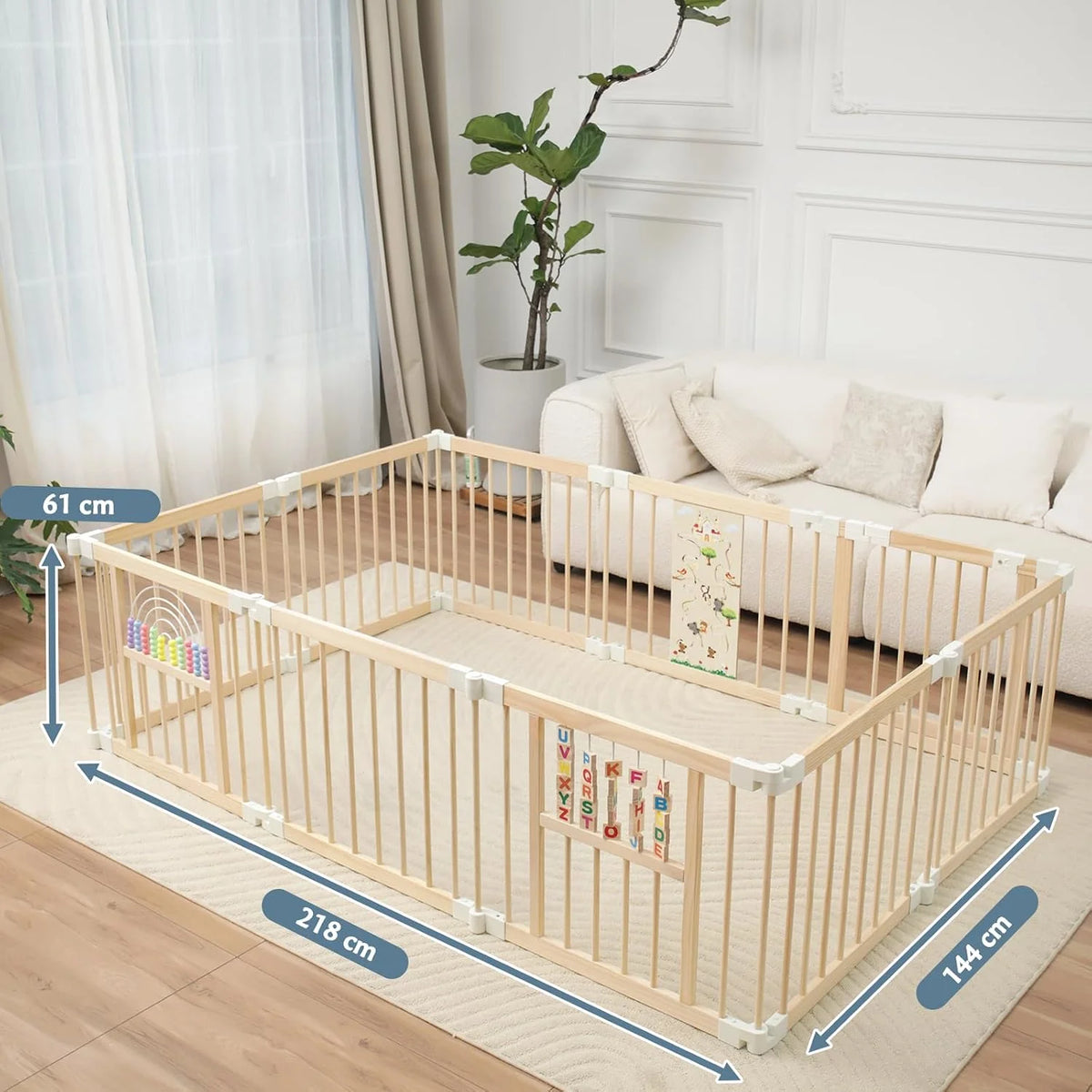Faltbarer Holz-Laufstall im Kinderzimmer aufgestellt