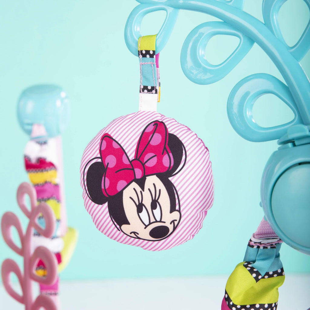 Bright Starts Minnie activiteitenstoel in de woonkamer