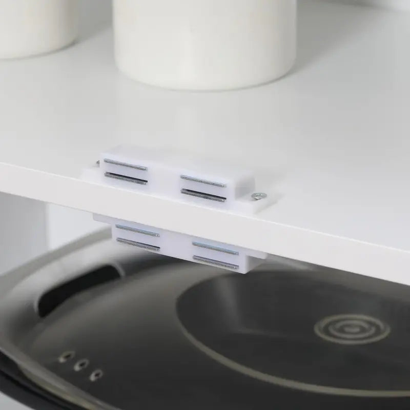 Vrijstaande opbergkast interieur met planken en servies