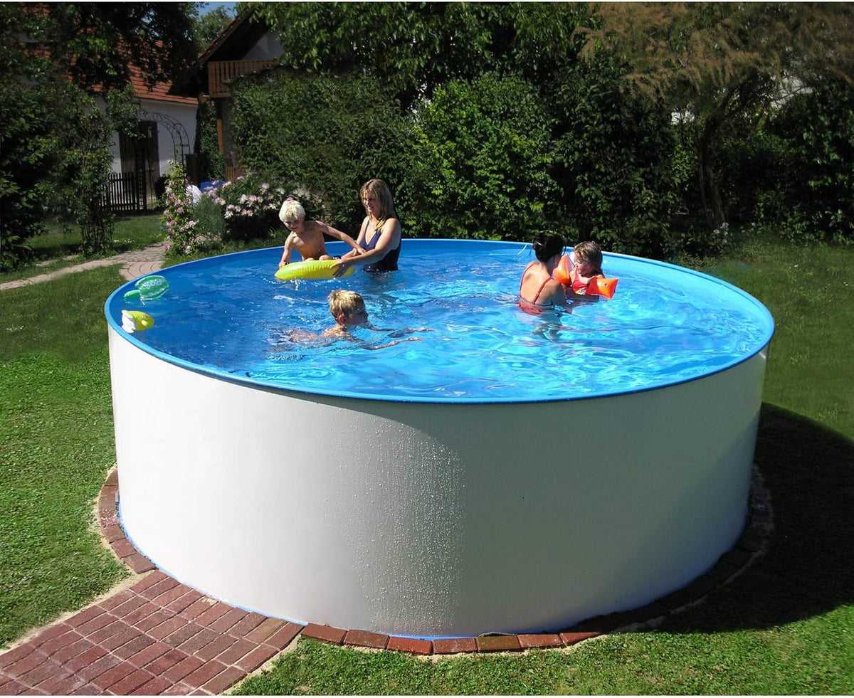 Stahlwandpool Bologna rund im Garten aufgestellt