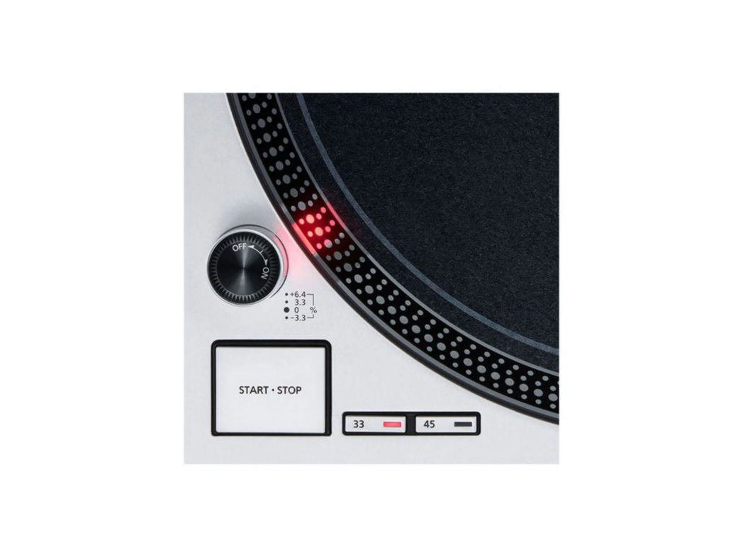 Technics SL-1200MK7 in zilveren finish op een dj-tafel