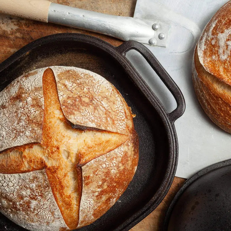 De pan in gebruik in een oven