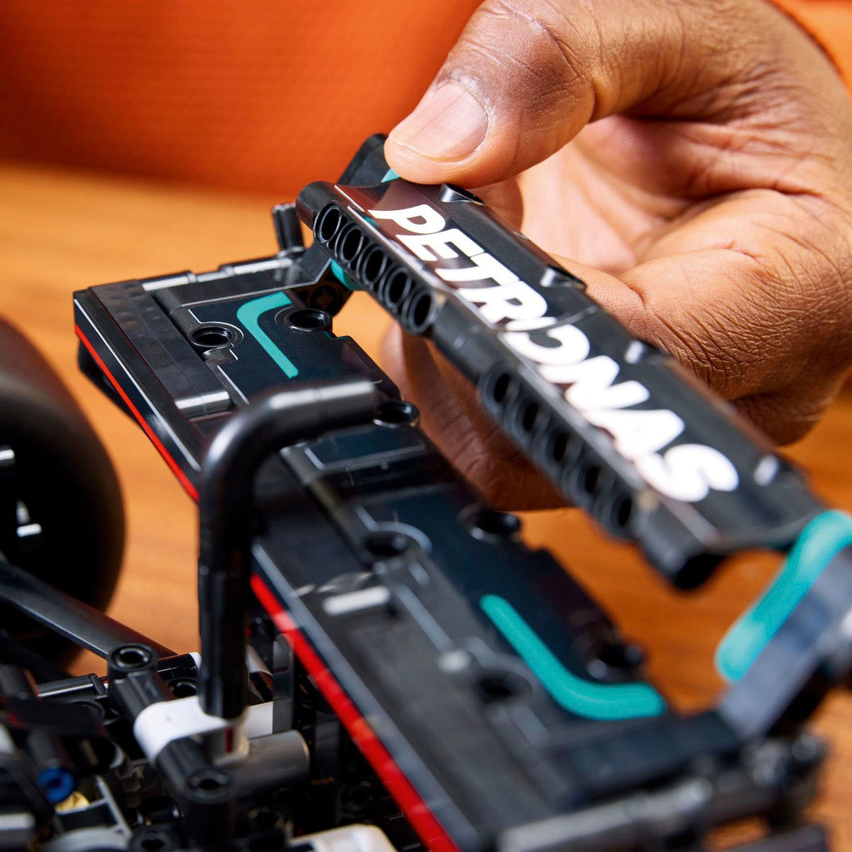 LEGO Technic 42171 achterzijde met achtervleugel en uitlaten